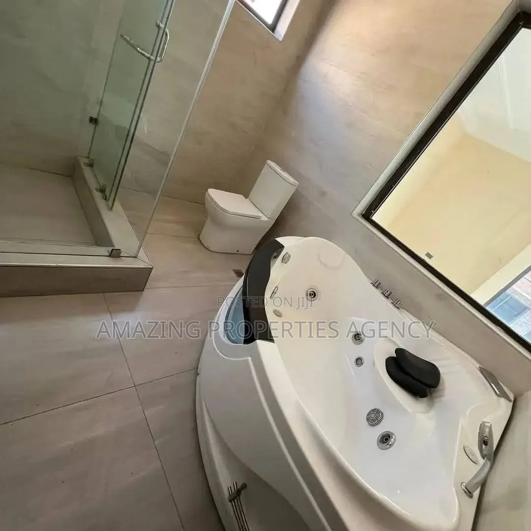 3bdrm Townhouse / Terrace in East Legon, A&C Mall Area for rent