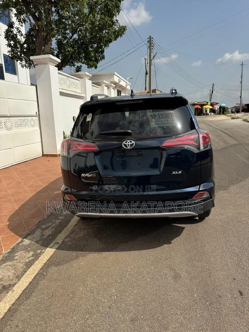 Toyota RAV4 XLE 4dr SUV (2.5L 4cyl 6A) 2018 Blue
