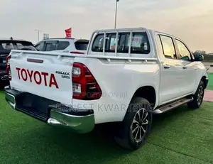 Toyota Hilux 2025 White