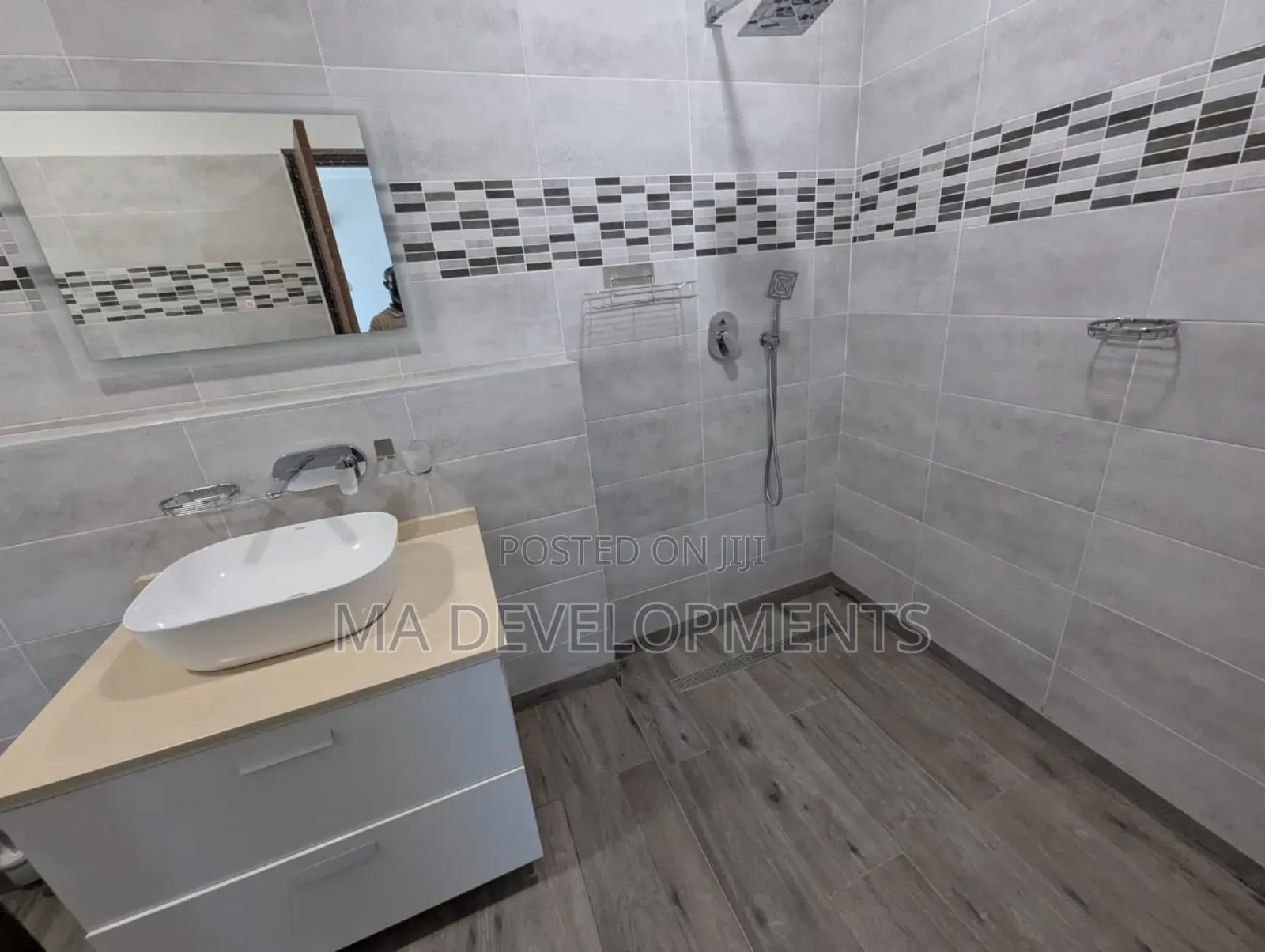 7bdrm Mansion in Airport Hills for sale
