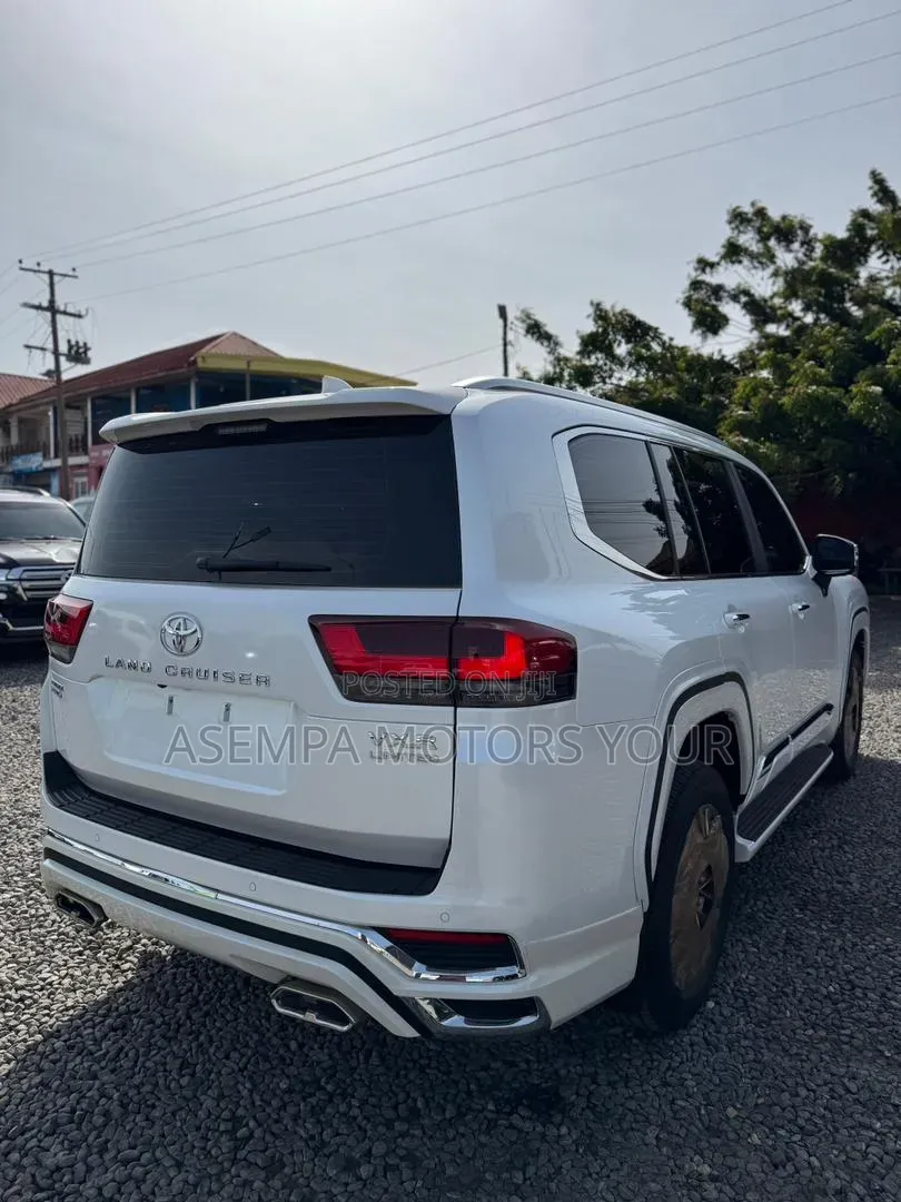 New Toyota Land Cruiser LC300 2025 White