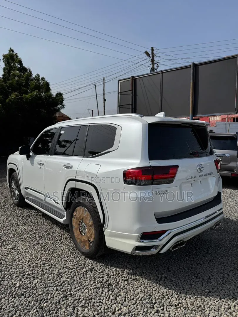 New Toyota Land Cruiser LC300 2025 White