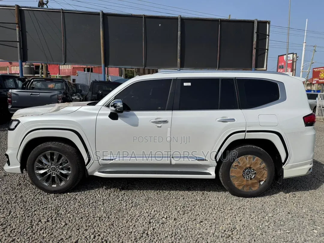 New Toyota Land Cruiser LC300 2025 White