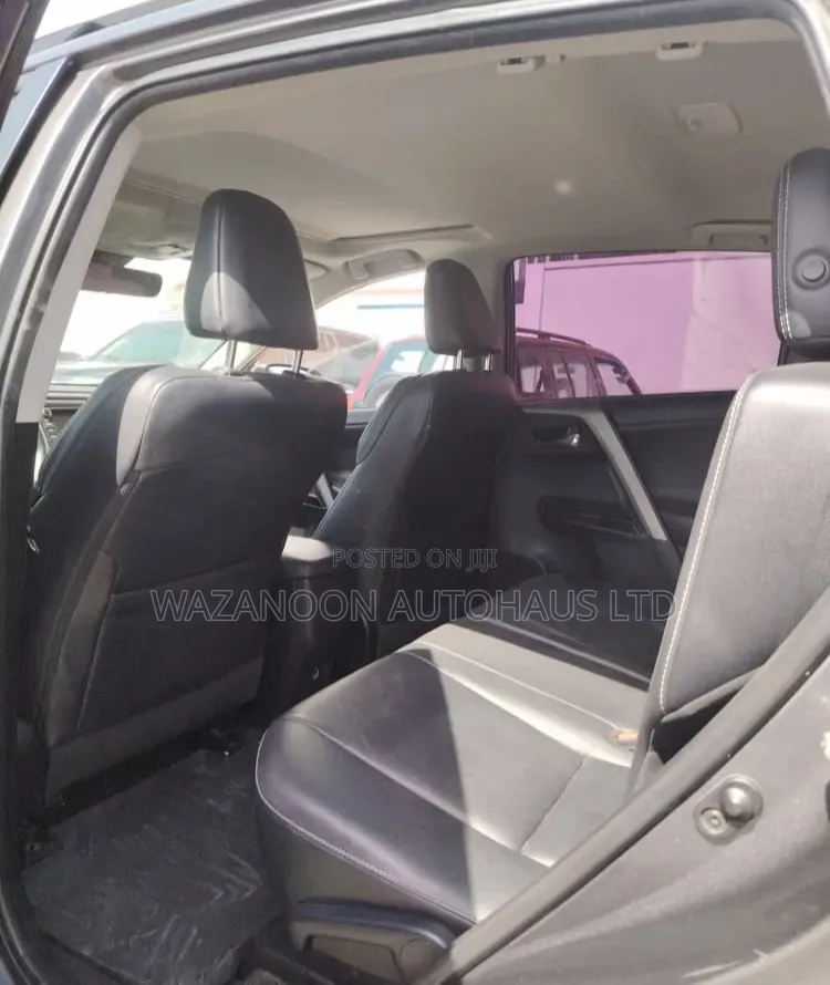 Toyota RAV4 LE 4dr SUV AWD (2.5L 4cyl 6A) 2018 Gray