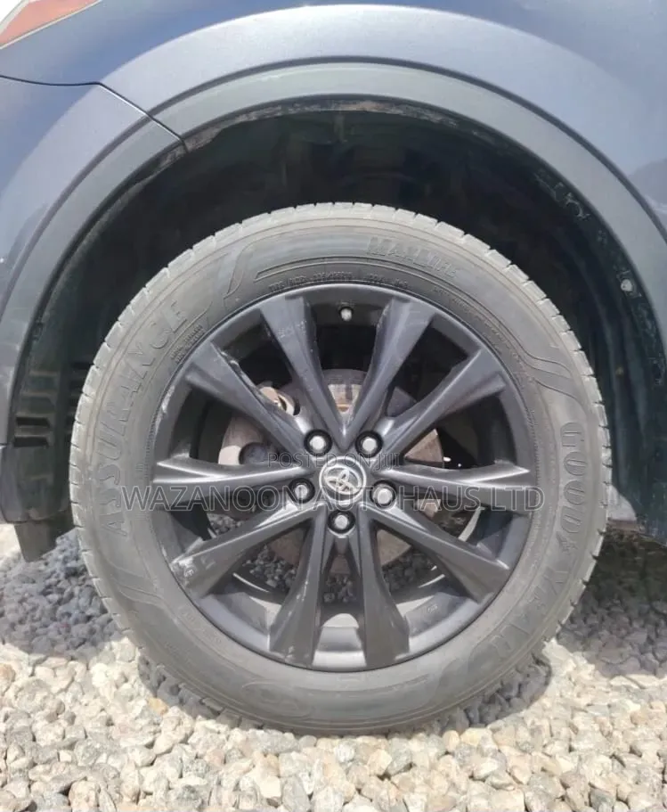 Toyota RAV4 LE 4dr SUV AWD (2.5L 4cyl 6A) 2018 Gray