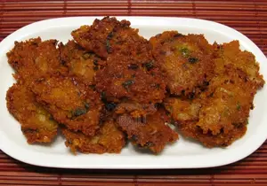 Piyaju (Spicy Lentil Fritters) 