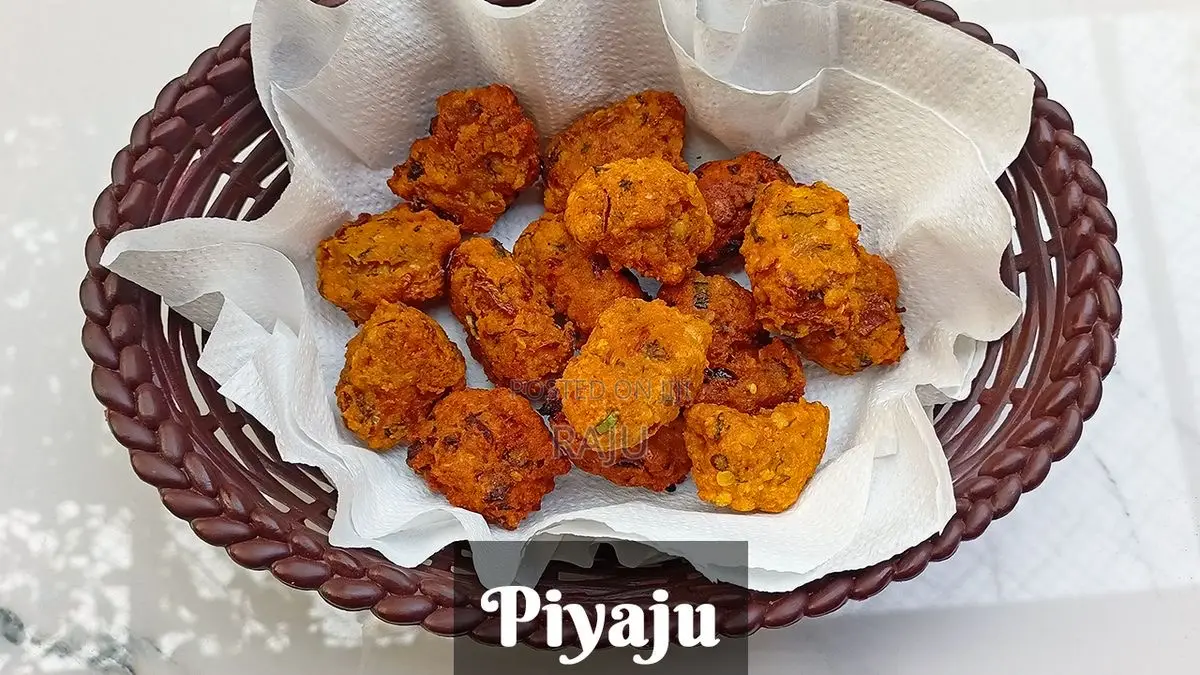 Piyaju (Spicy Lentil Fritters) 