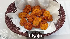 Piyaju (Spicy Lentil Fritters) 