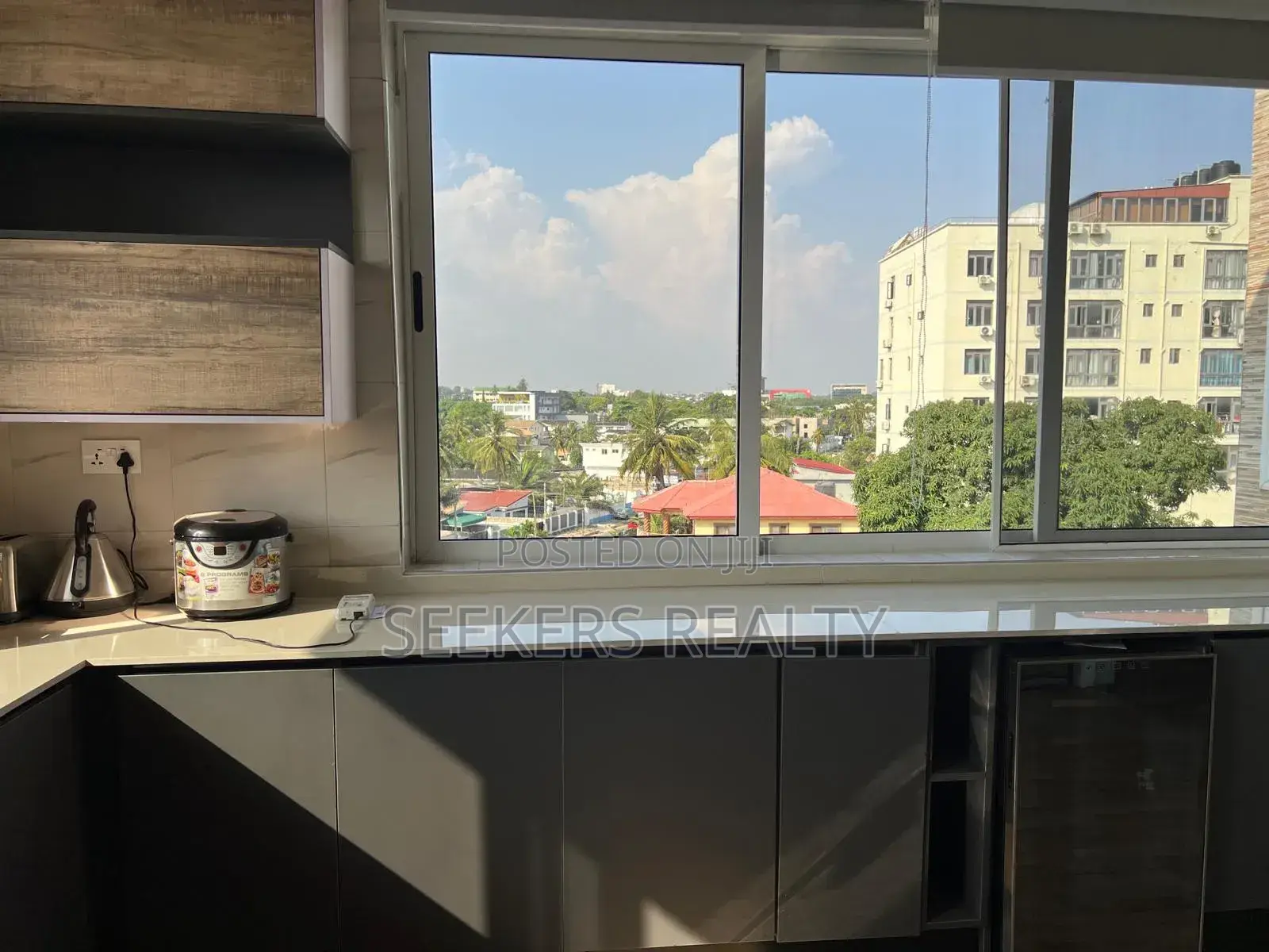 Furnished 3bdrm Apartment in Seekers Realty, Oxford Street for rent