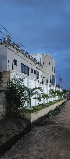 5bdrm Mansion in Adjiringanor Around, East Legon for sale