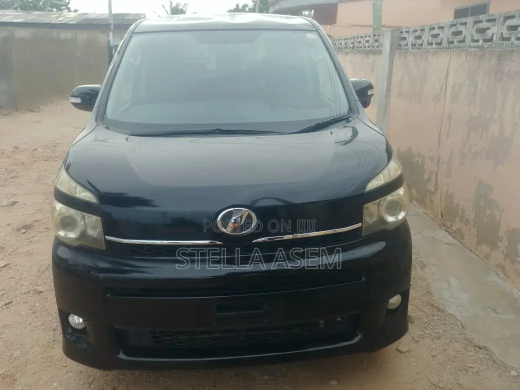 Toyota Voxy 2013 Gray