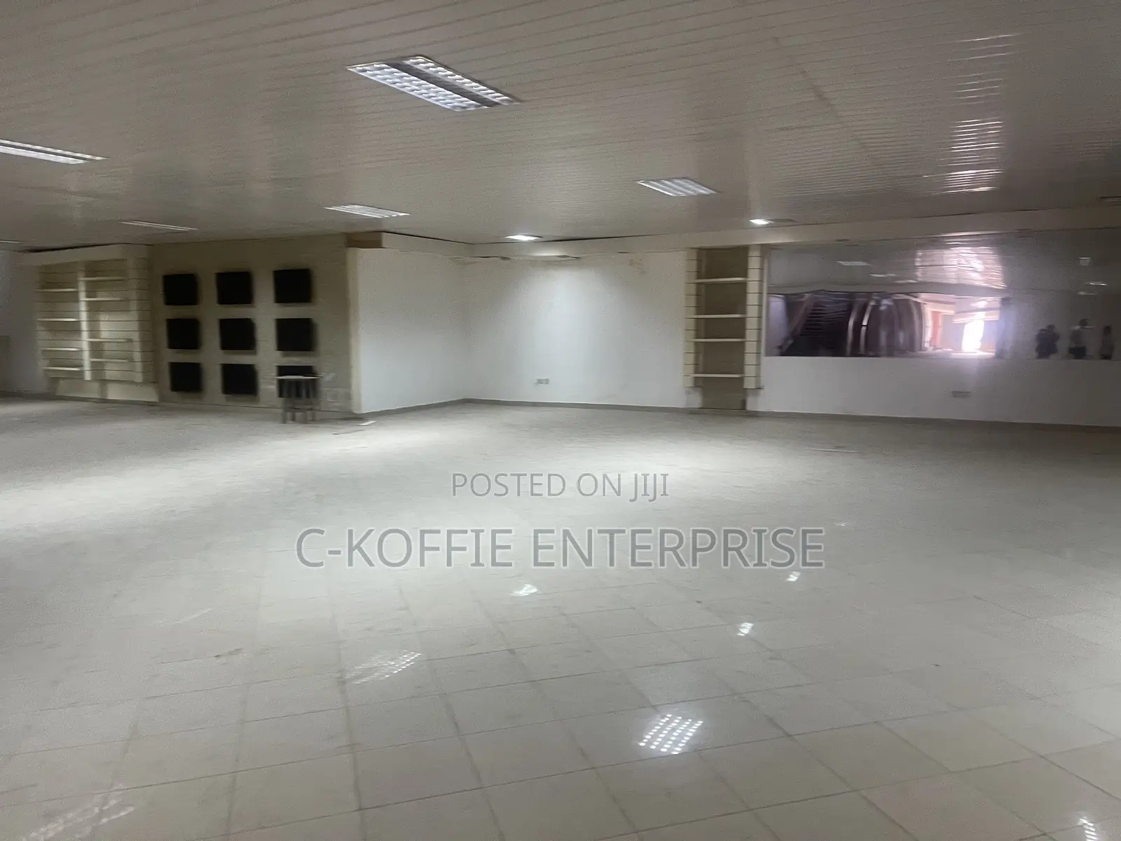 350 SQM Showroom at Spintex for Rent