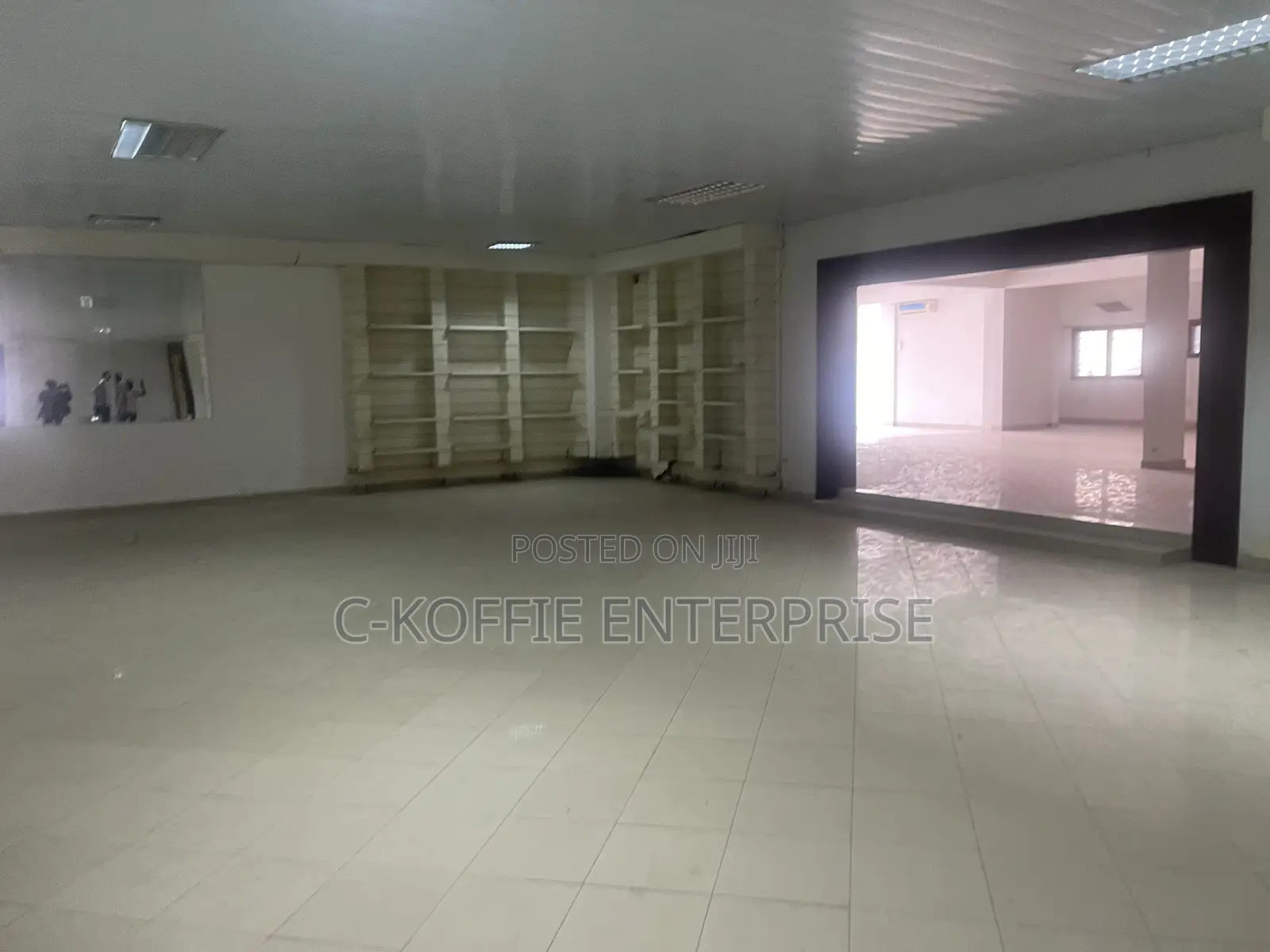 350 SQM Showroom at Spintex for Rent