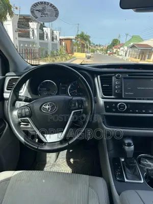 Toyota Highlander LE 4x2 (2.7L 4cyl 6A) 2018 White
