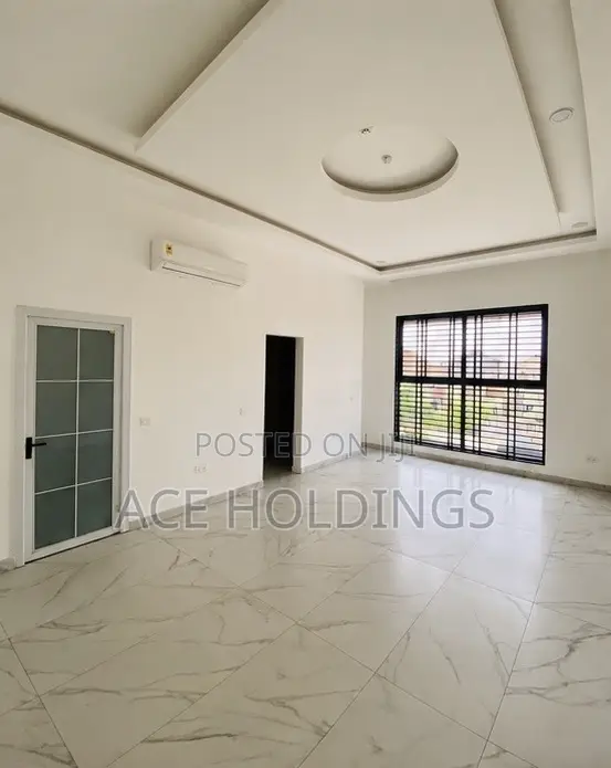 4bdrm House in West Trasacco, School Junction for sale