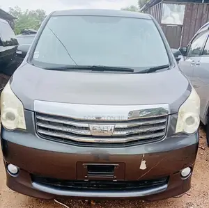 Toyota Noah 2.0 143hp AWD (8 Seater) 2011 Gray