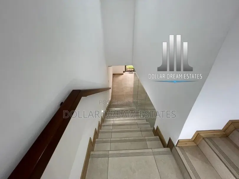 4bdrm Townhouse / Terrace in North Ridge for rent