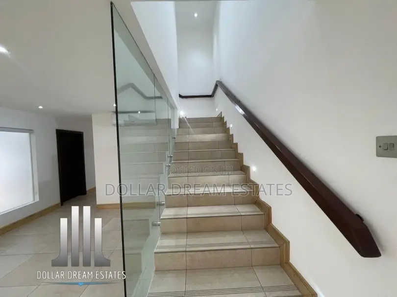 4bdrm Townhouse / Terrace in North Ridge for rent
