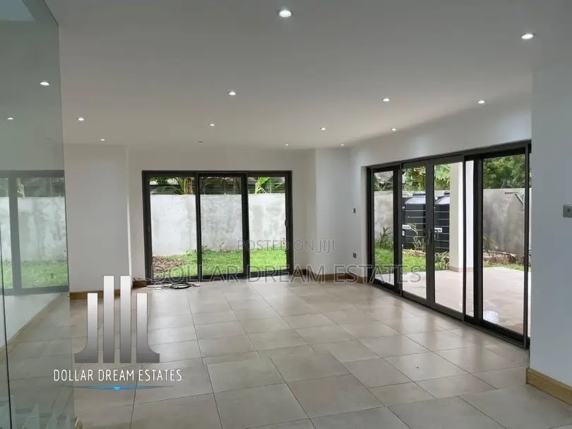 4bdrm Townhouse / Terrace in North Ridge for rent