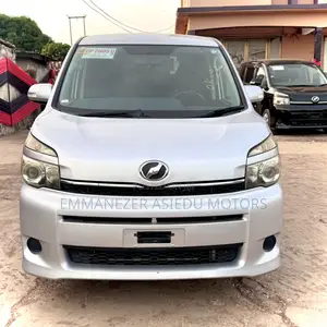 Toyota Voxy 2012 Silver