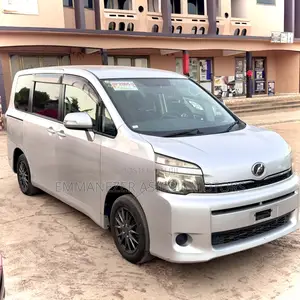 Toyota Voxy 2012 Silver