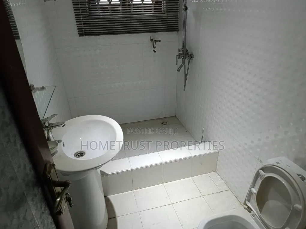 5bdrm Duplex in Amasaman Pobiman for sale