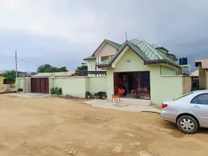 5bdrm House in Sefdard Properties, Amasaman for sale