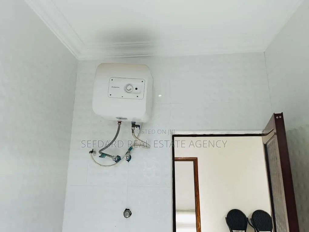5bdrm House in Sefdard Properties, Amasaman for sale