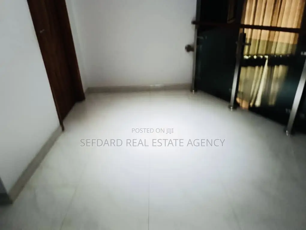 5bdrm House in Sefdard Properties, Amasaman for sale