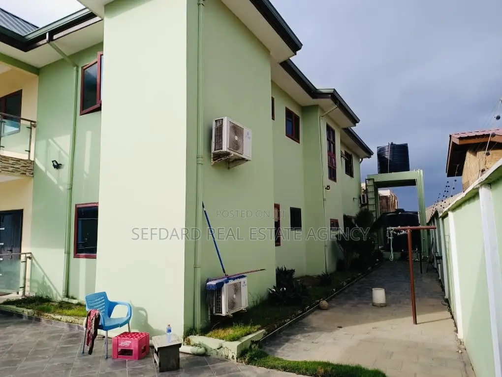 5bdrm House in Sefdard Properties, Amasaman for sale