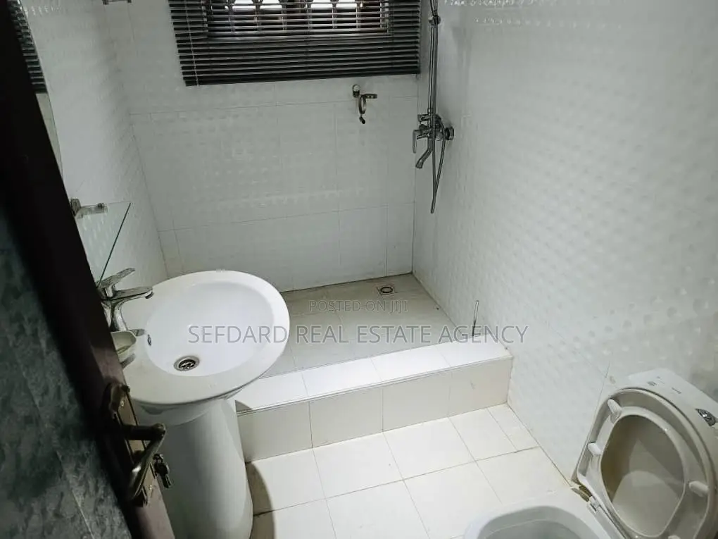 5bdrm House in Sefdard Properties, Amasaman for sale
