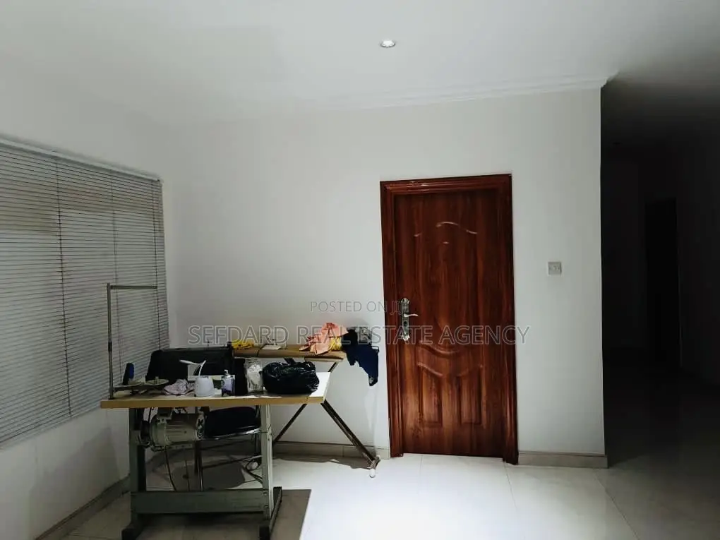 5bdrm House in Sefdard Properties, Amasaman for sale