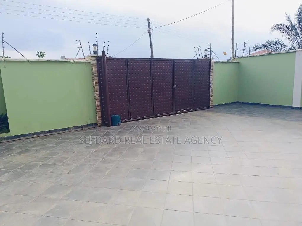 5bdrm House in Sefdard Properties, Amasaman for sale