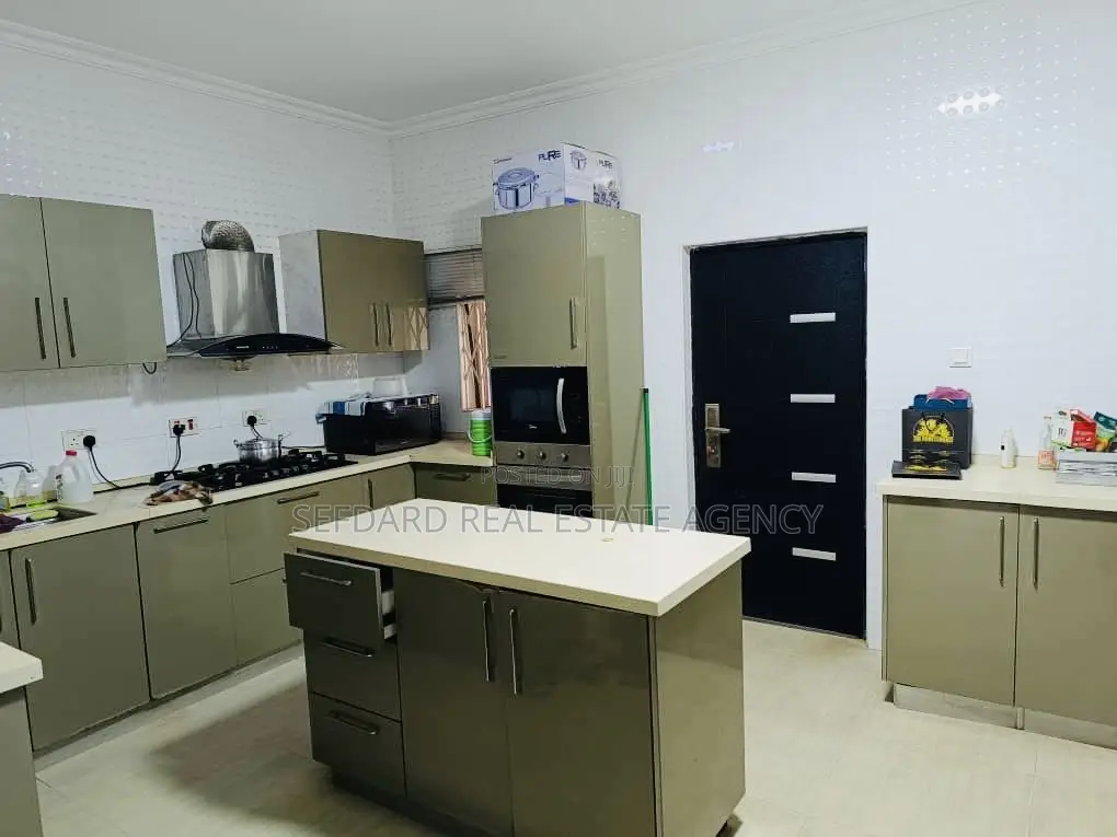5bdrm House in Sefdard Properties, Amasaman for sale