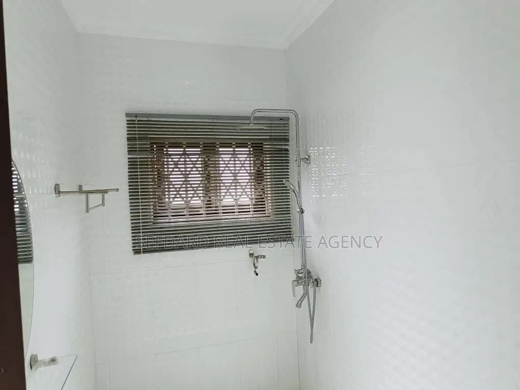 5bdrm House in Sefdard Properties, Amasaman for sale
