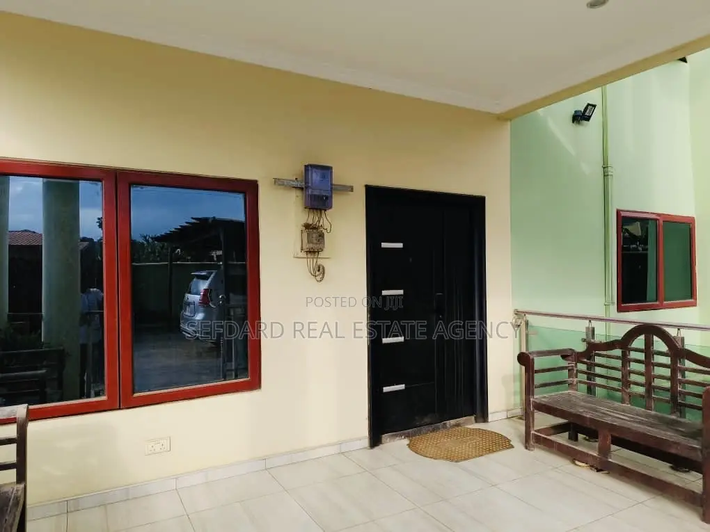 5bdrm House in Sefdard Properties, Amasaman for sale
