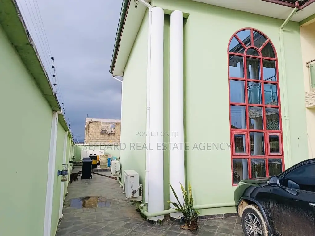 5bdrm House in Sefdard Properties, Amasaman for sale
