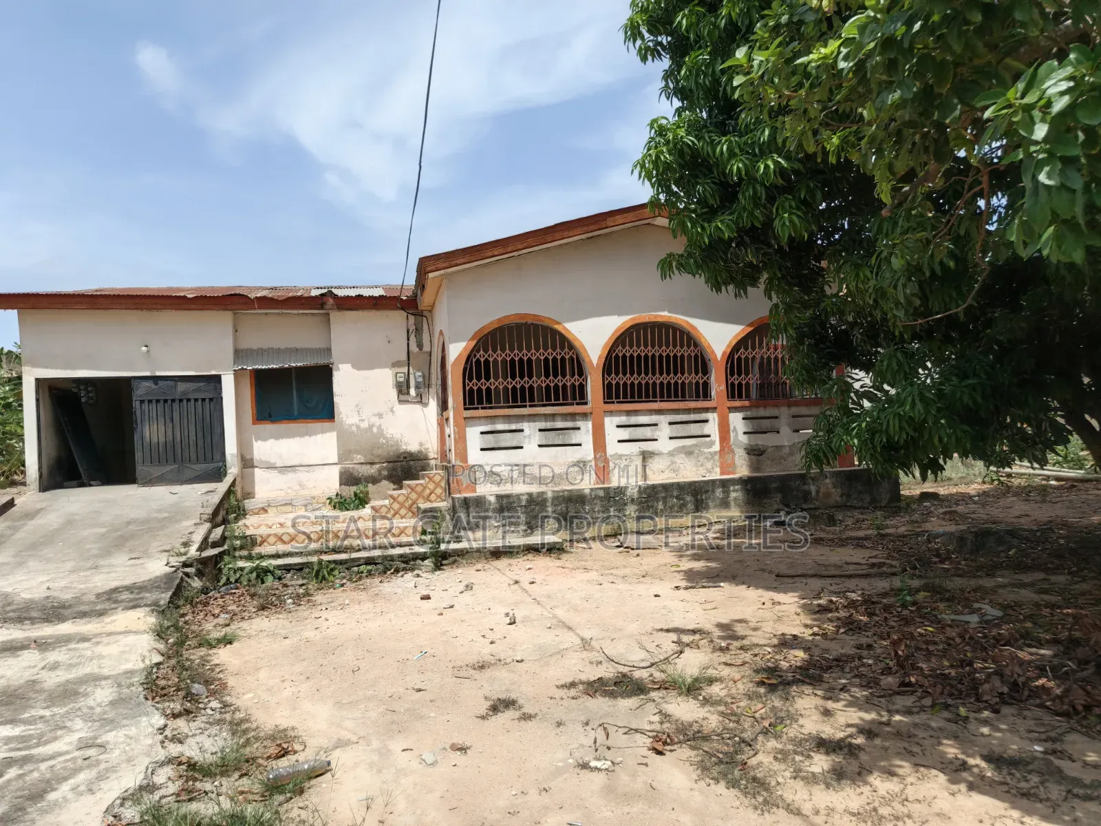 5bdrm House in Meduma ( Near Tafo, Kumasi Metropolitan for sale