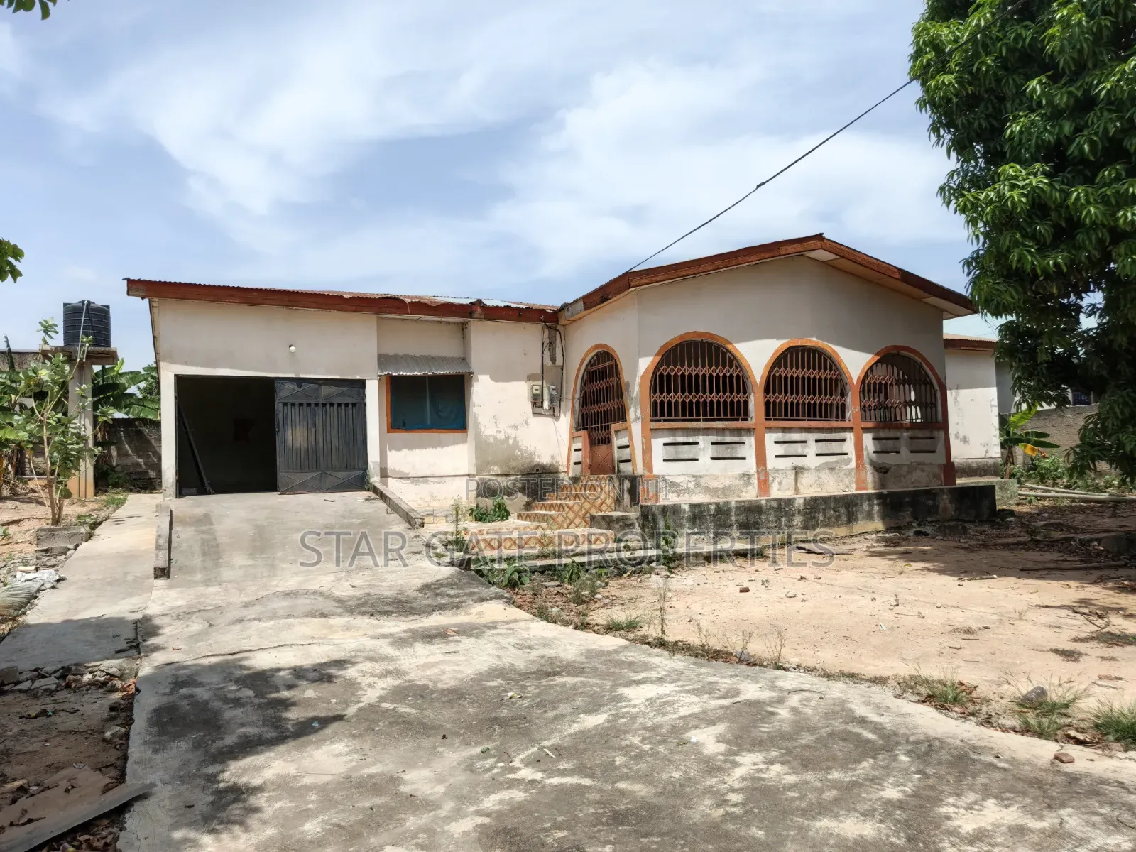 5bdrm House in Meduma ( Near Tafo, Kumasi Metropolitan for sale