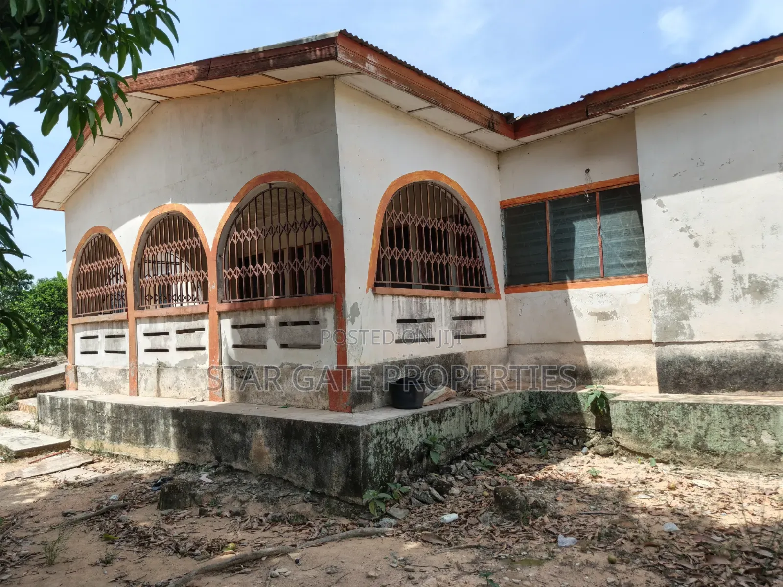 5bdrm House in Meduma ( Near Tafo, Kumasi Metropolitan for sale