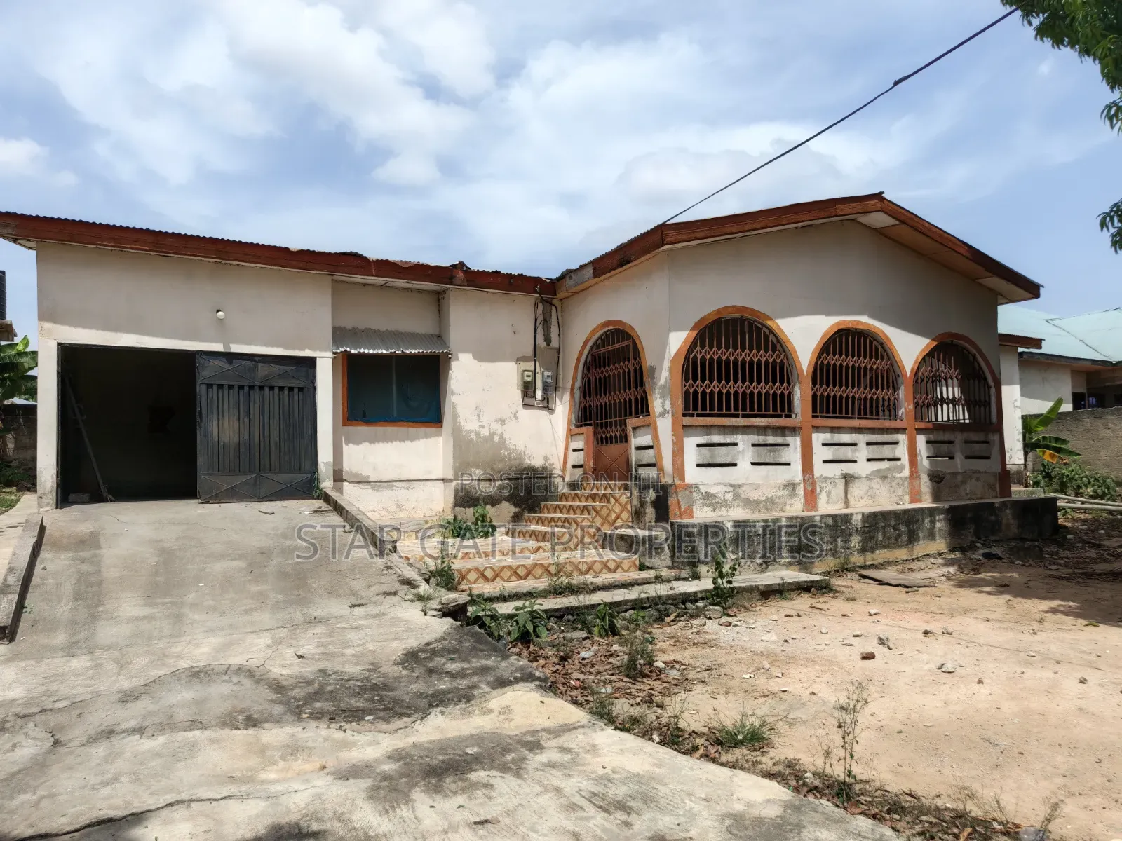 5bdrm House in Meduma ( Near Tafo, Kumasi Metropolitan for sale
