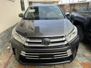Toyota Highlander LE 4x2 (2.7L 4cyl 6A) 2018 Gray