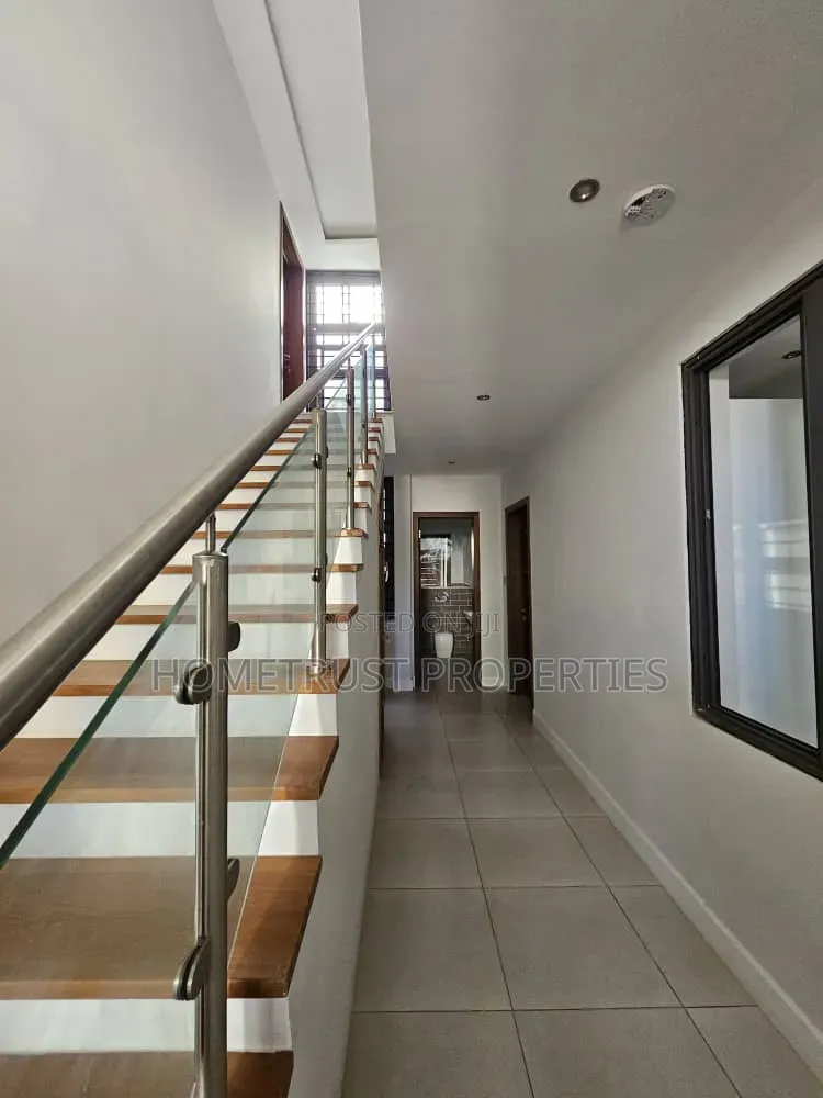 4bdrm Duplex in East Airport for sale