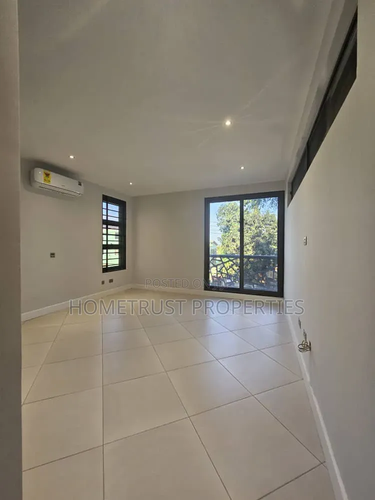 4bdrm Duplex in East Airport for sale