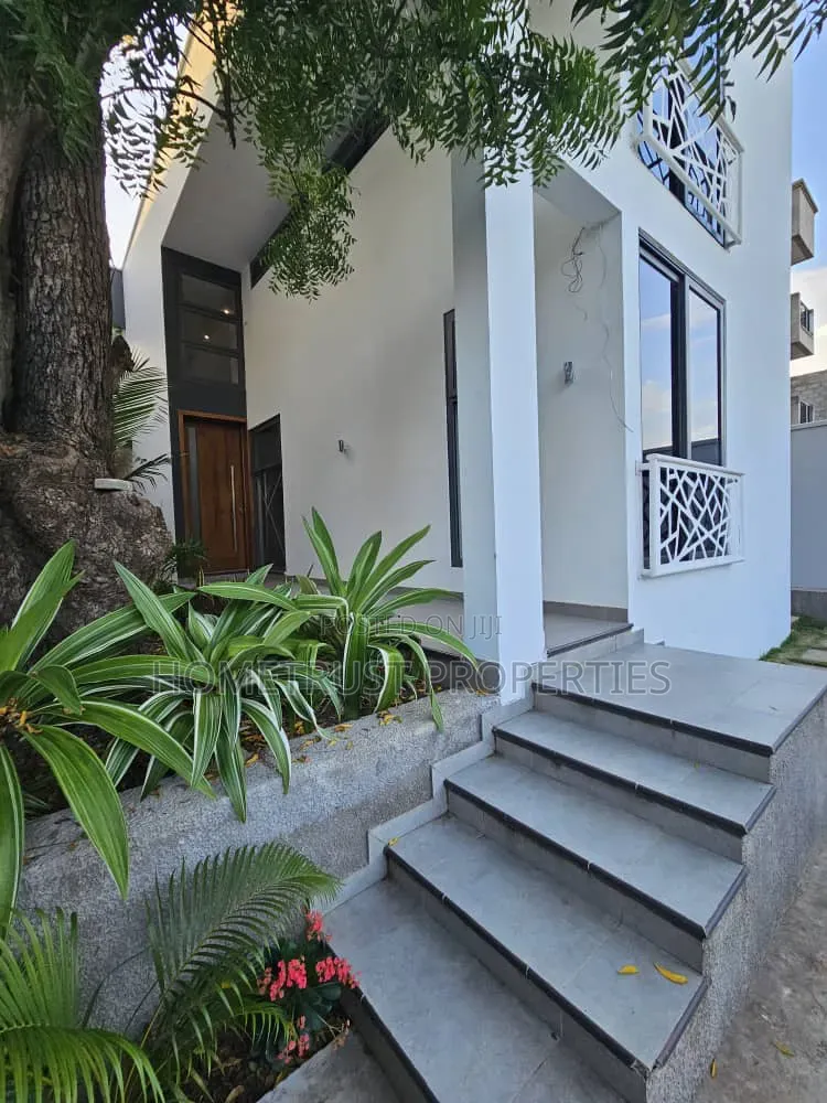 4bdrm Duplex in East Airport for sale