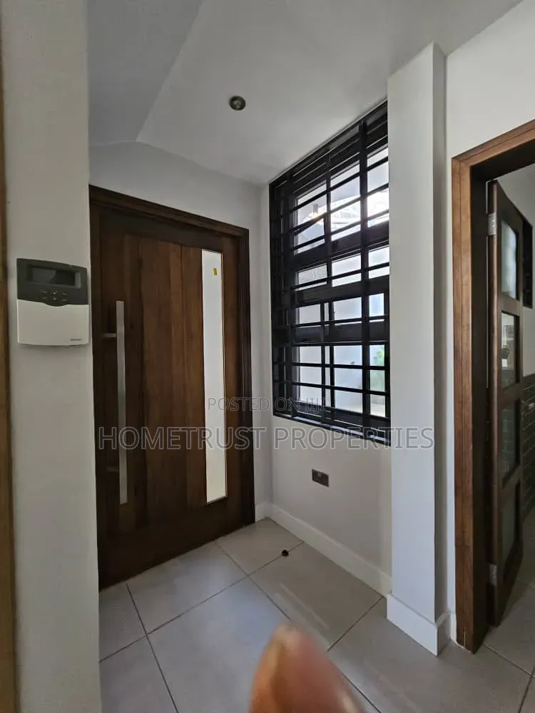 4bdrm Duplex in East Airport for sale