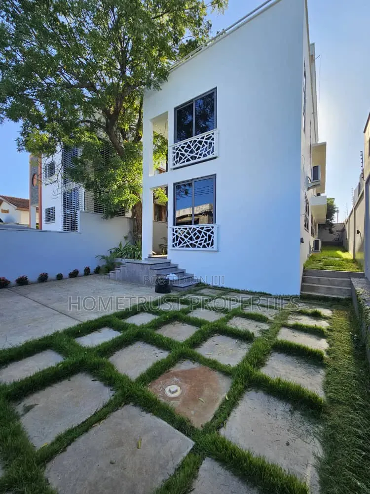 4bdrm Duplex in East Airport for sale