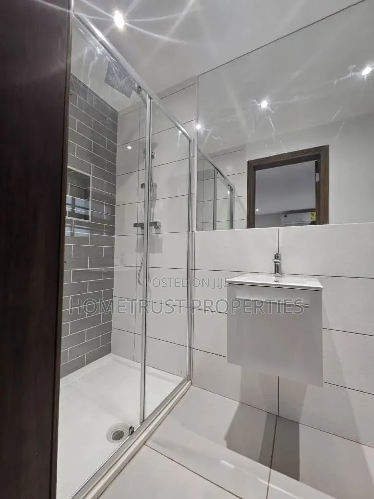 4bdrm Duplex in East Airport for sale