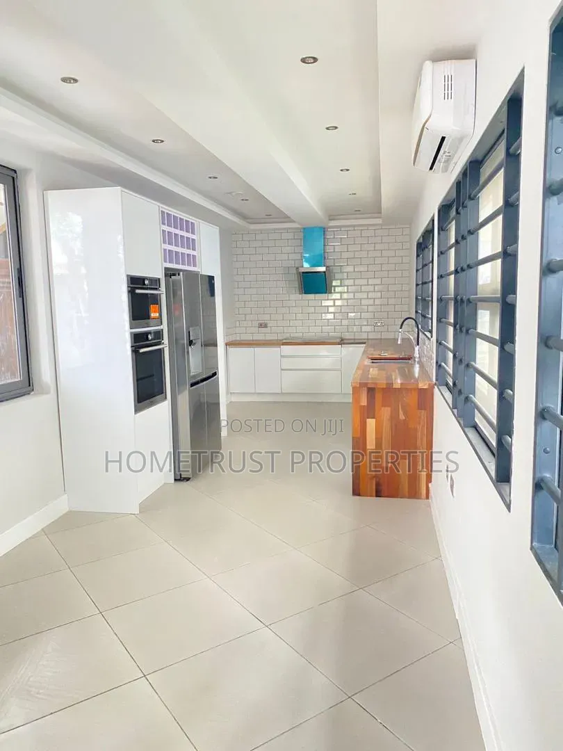 4bdrm Duplex in East Airport for sale