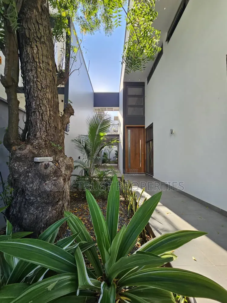 4bdrm Duplex in East Airport for sale